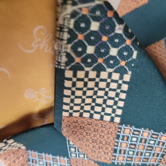 Elsa Schiaparelli 1970s vintage wide tie. - Picture 2 of 5